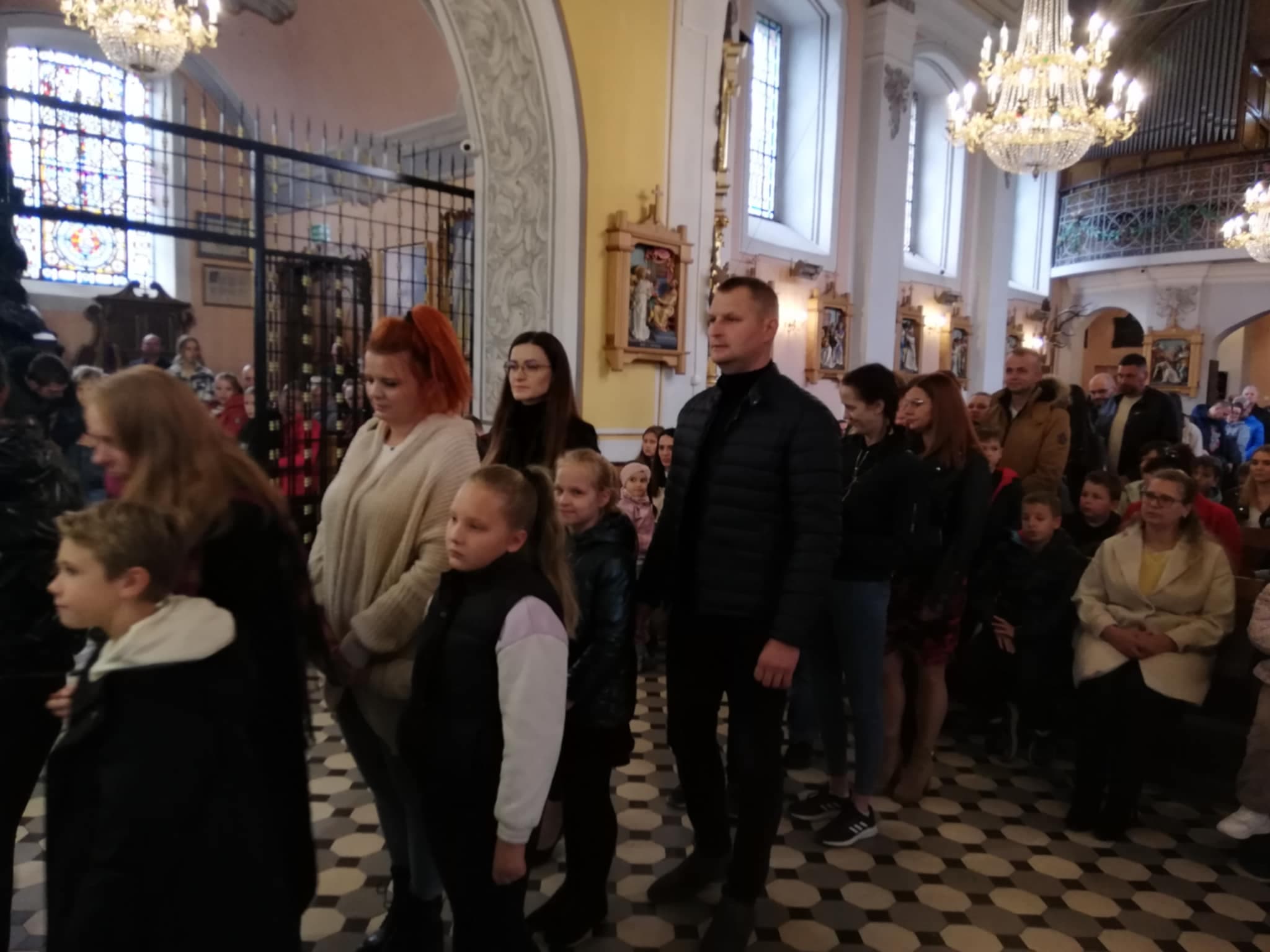 Poświęcenie różańców dzieciom pierwszokomunijnym