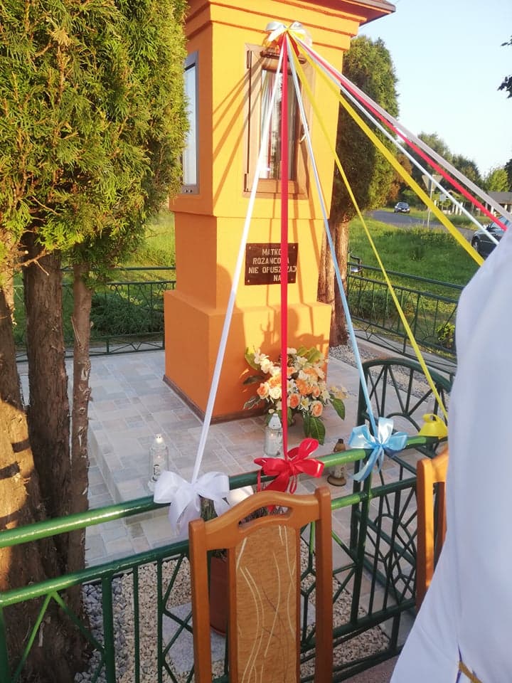 Uroczystość poświęcenia odrestaurowanej kapliczki w Ograszce