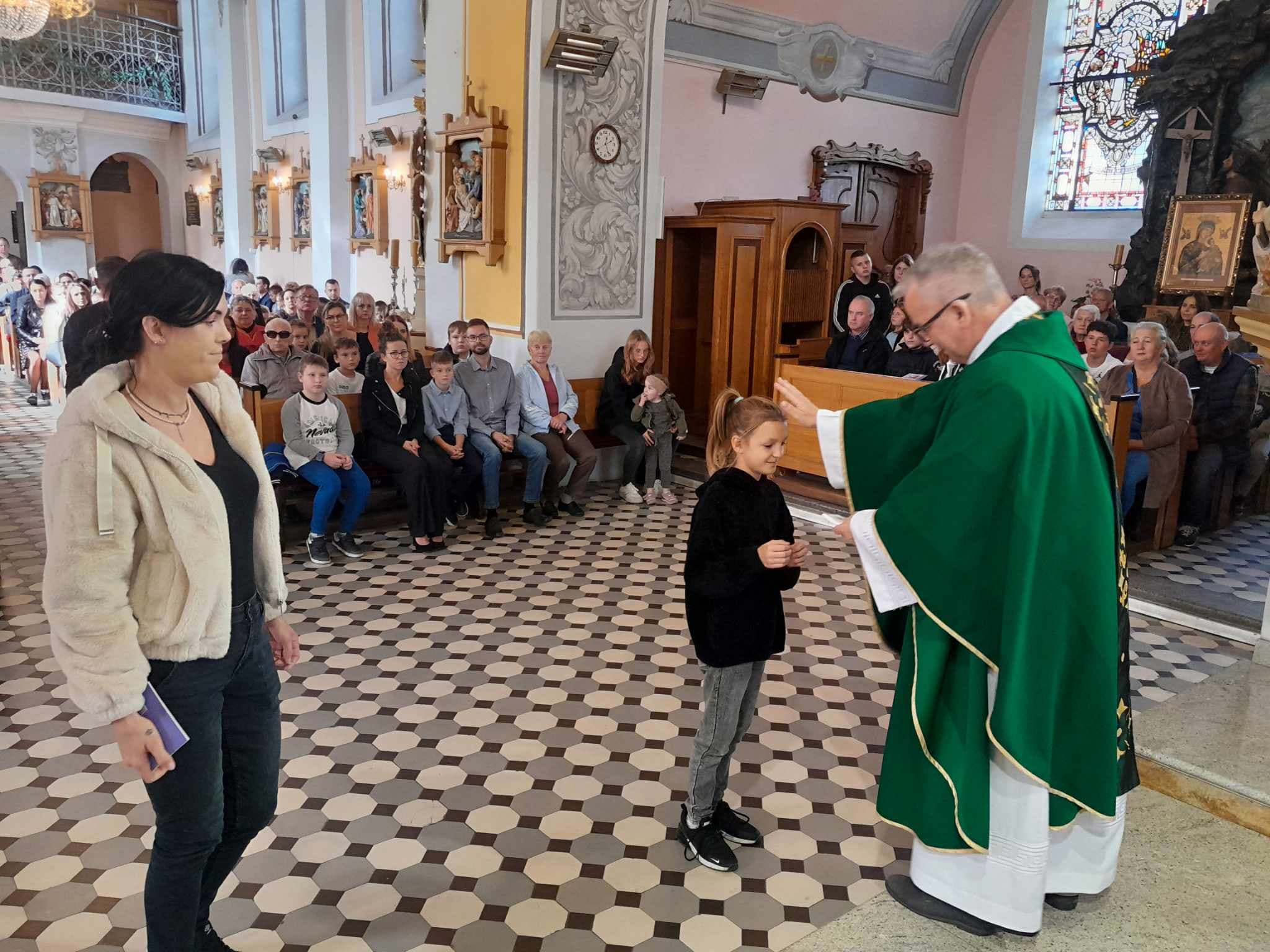 Poświęcenie różanców dzieciom pierwszkomunijnym