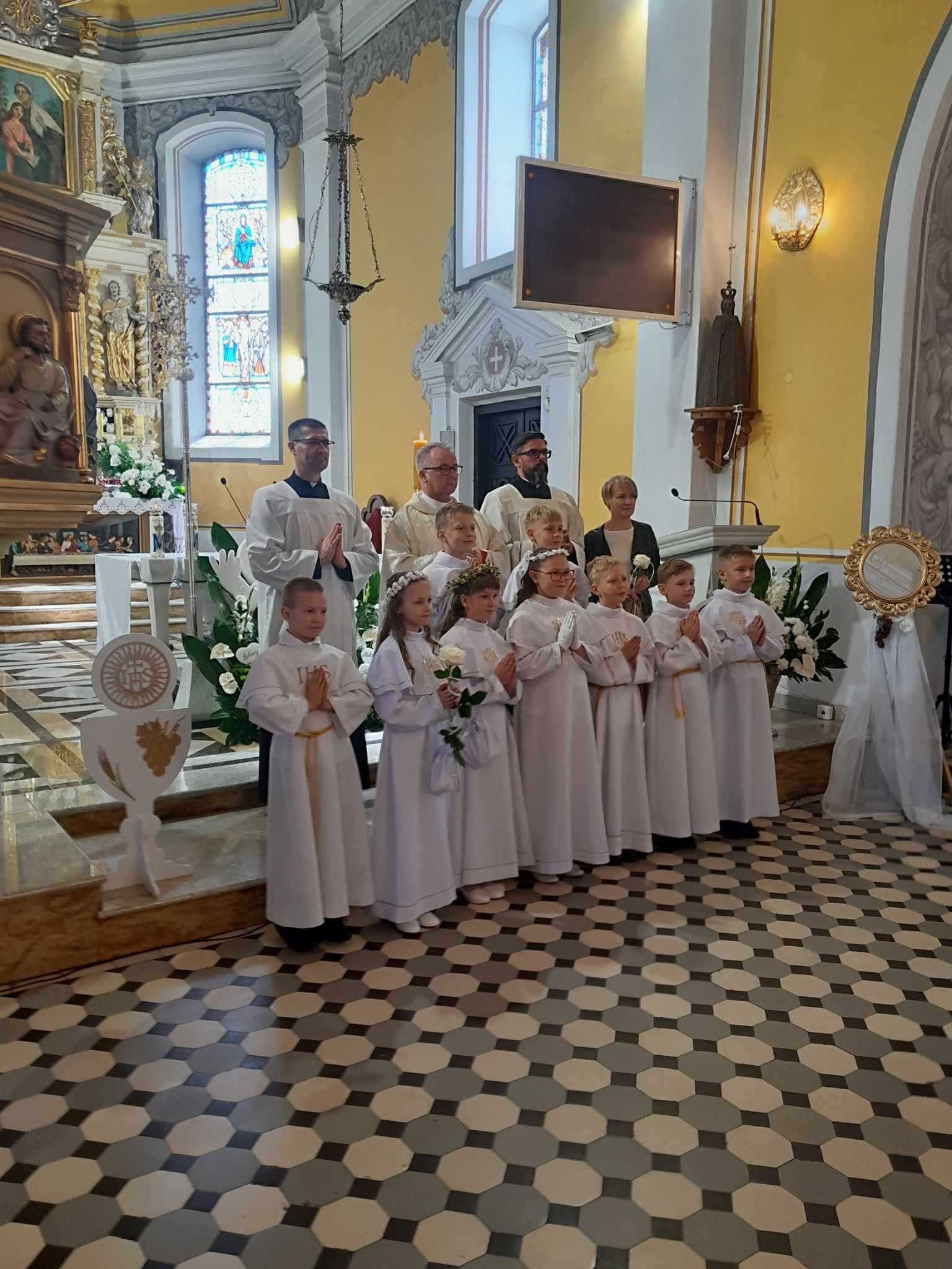 Uroczystość I Komunii Św. III SP Osówka i III SP Steklin